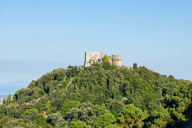Il Castello Aghinolfi in cima al colle, Montignoso